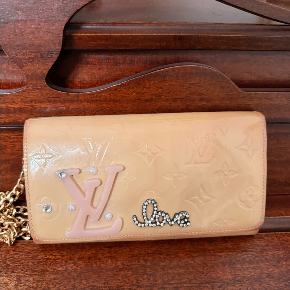 🇺🇸Louis Vuitton pink Vernis Leather wallet on a chain